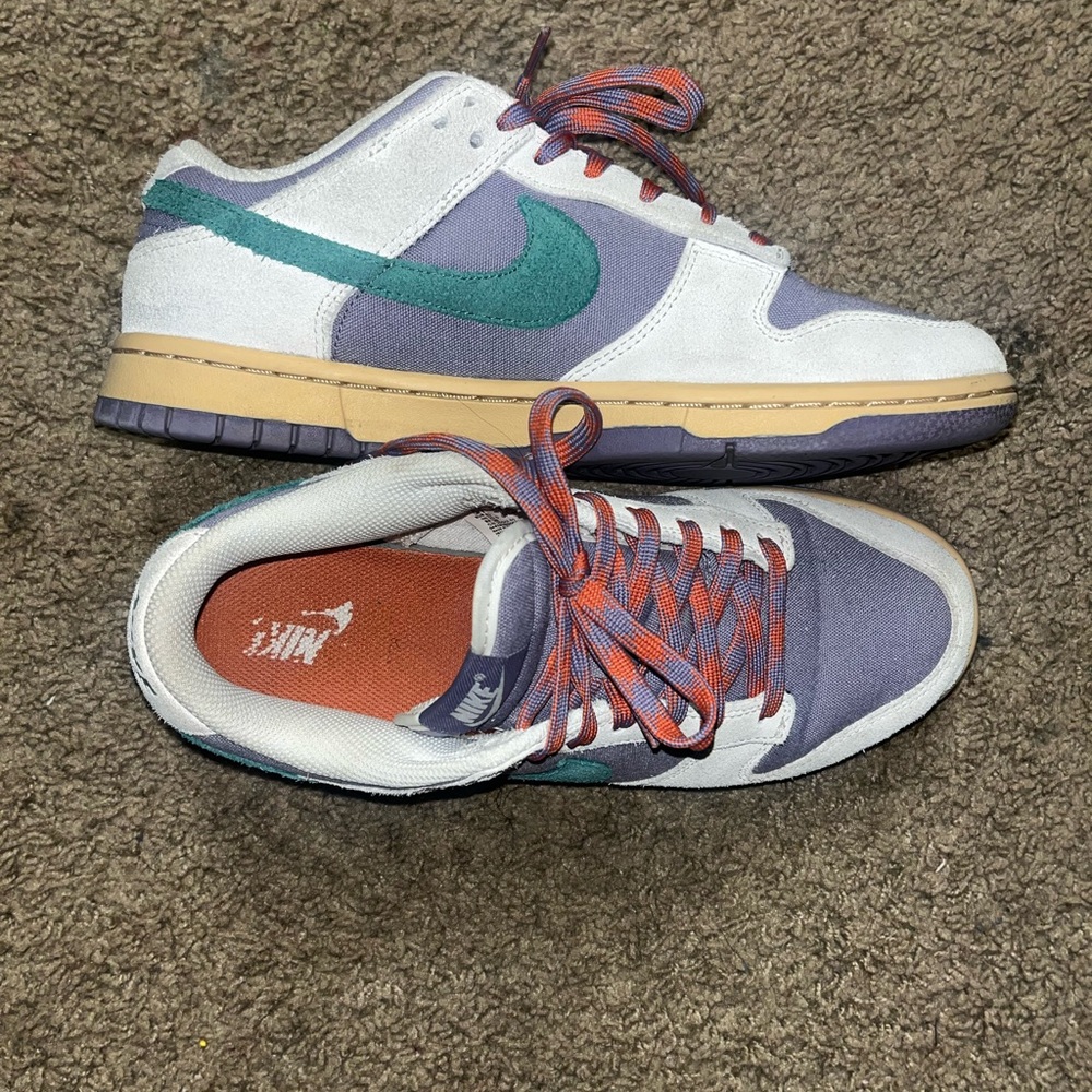 Nike White and Green Sneakers with Multicolor Laces